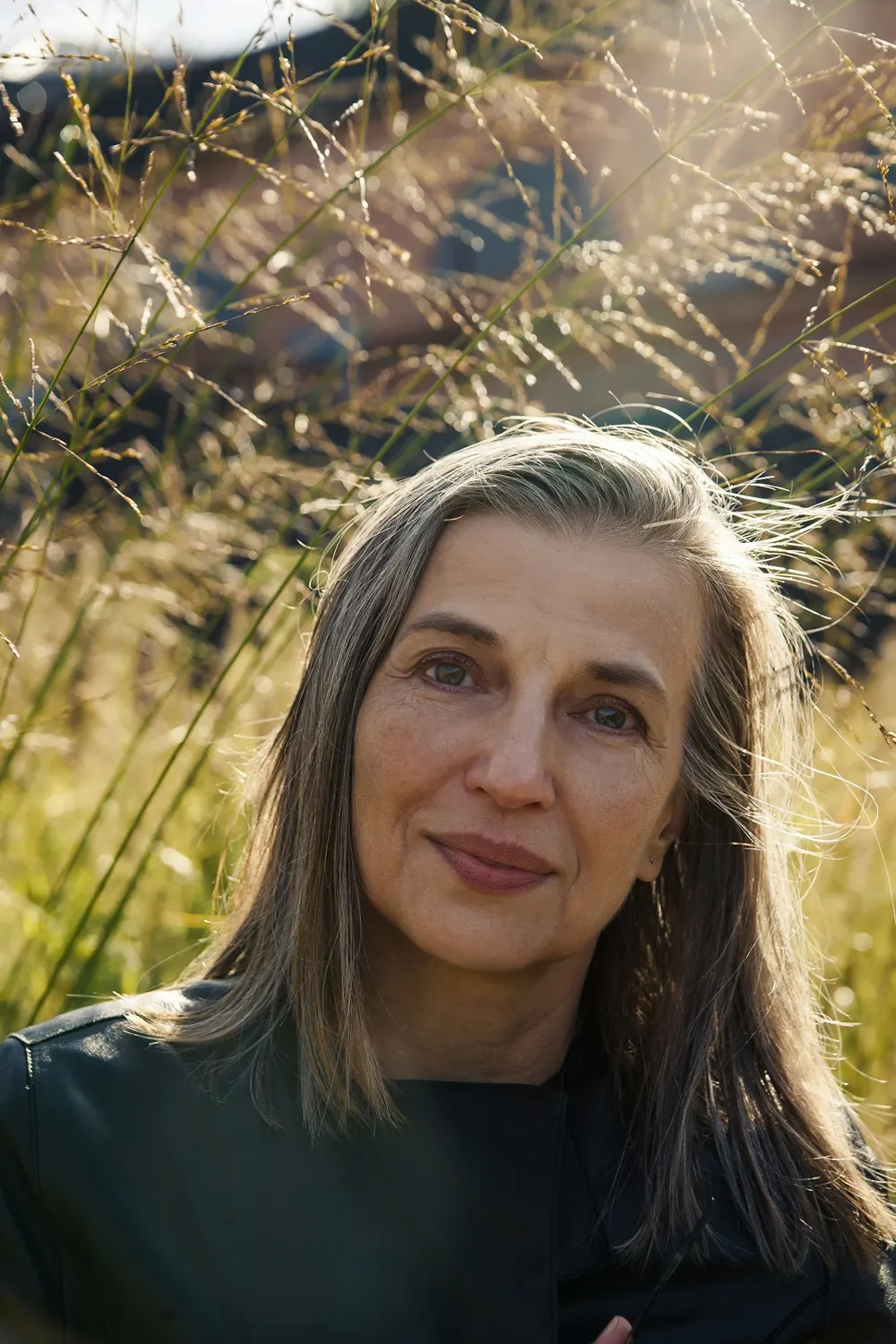 Ritratto di una donna serena, con i capelli lunghi, nella luce naturale